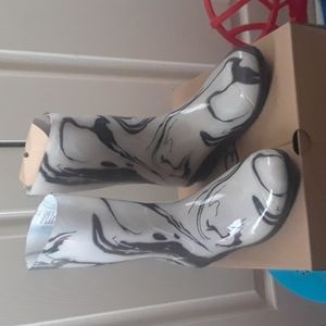 Just had knee surgery  can not wear them they r new ith tags